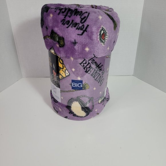 Disney's HOCUS POCUS Spooky Super Soft and Cozy The Big One Plush Throw - Picture 3 of 8